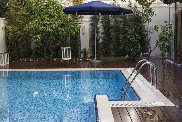 pool-5055009_640
